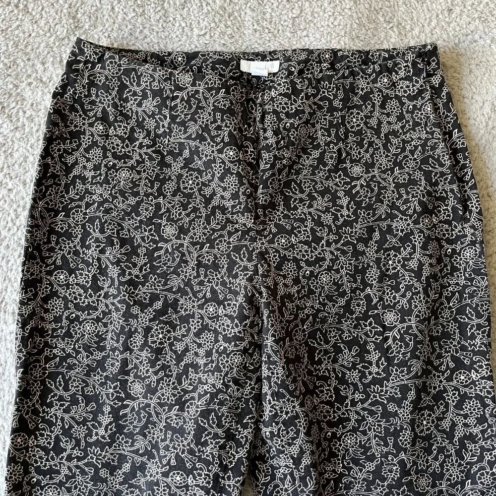 J.Jill Chino Pants Womens 2P Petite Black White Floral Ankle Crop Stretch Casual - Picture 4 of 12